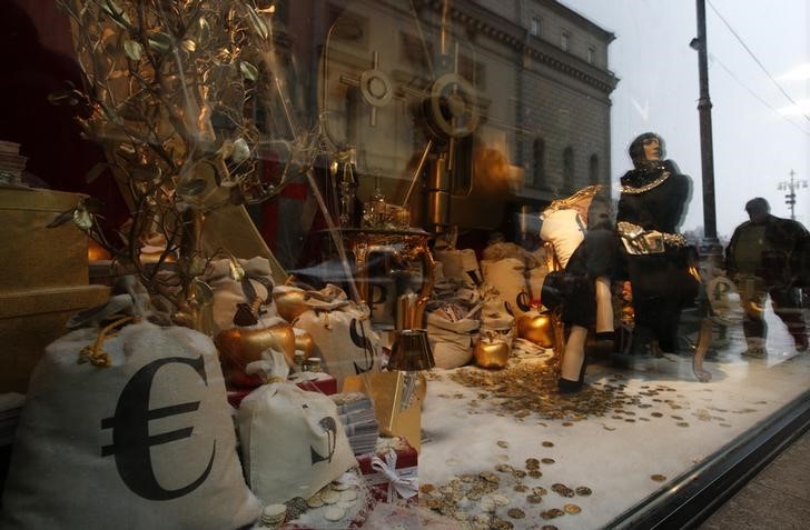 © Reuters. Мешки с символами евро, доллара США и российского рубля в витрине московского магазина