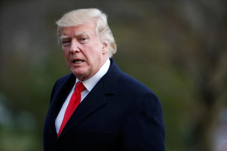 © Reuters. U.S. President Donald Trump walks from Marine One upon his return to the White House in Washington