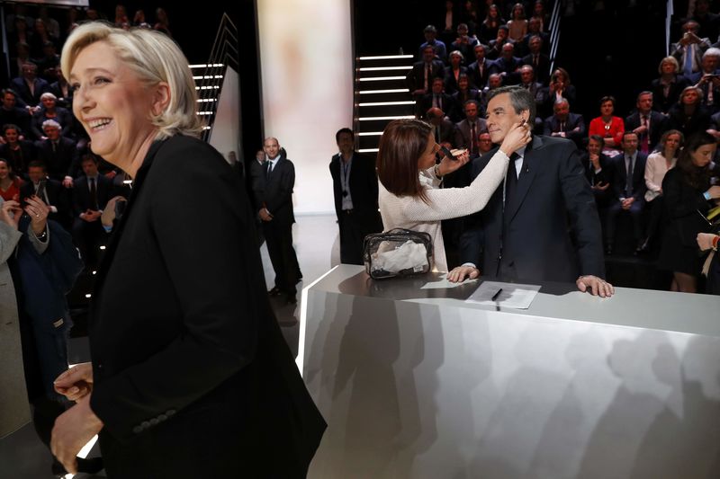 © Reuters. Candidates for the 2017 presidential election Francois Fillon and Marine Le Pen arrive for a debate organised by French private TV channel TF1 in Aubervilliers