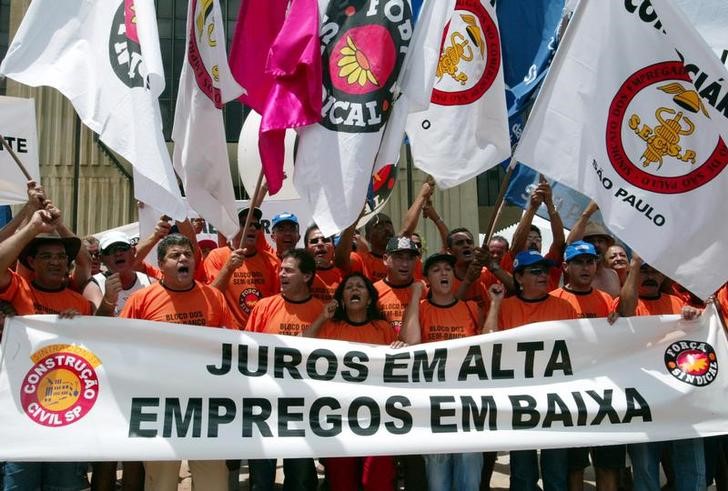 © Reuters. Membros da Força Sindical protestam em Brasília