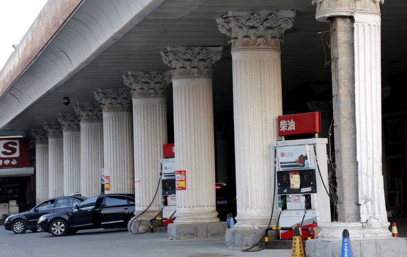 © Reuters. Cars wait to fill with fuel at Sinopec's fuel station in Beijing