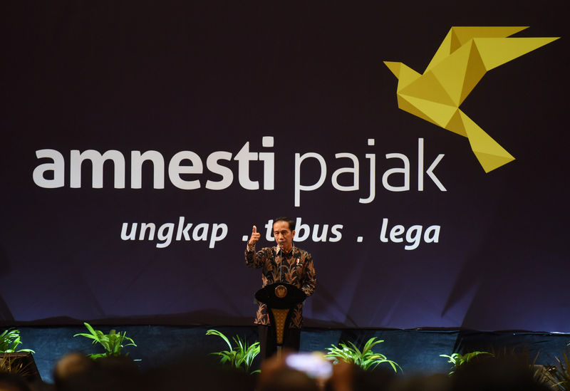 © Reuters. Indonesian President Joko Widodo speaks about the tax amnesty program to members of the business community in Jakarta, Indonesia