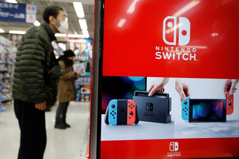 © Reuters. NINTENDO PORTÉ PAR LA SWITCH