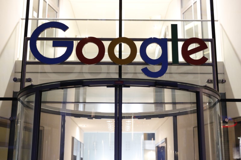© Reuters. Google logo adorns entrance of Google Germany headquarters in Hamburg