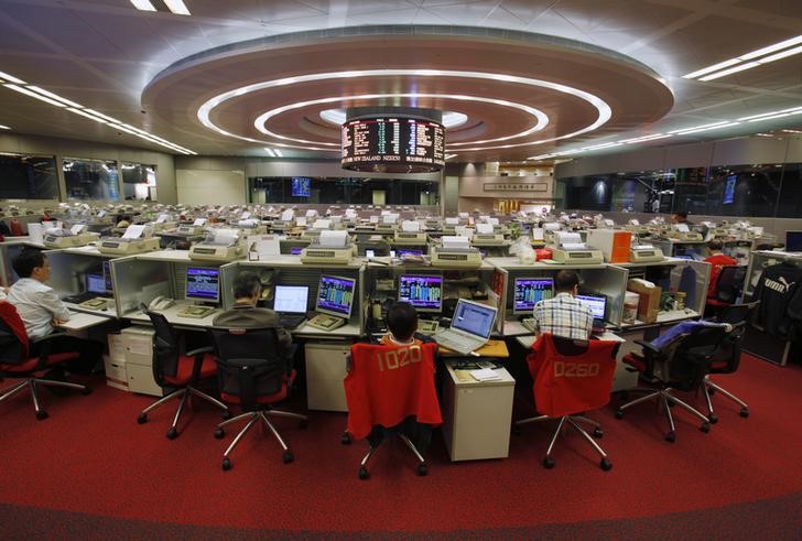 © Reuters. Floor traders work during afternoon trading at the Hong Kong Stock Exchange