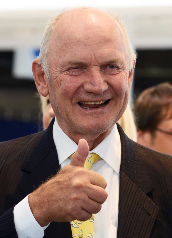 © Reuters. FILE PHOTO: Piech chairman of the supervisory board of  German carmaker Volkswagen gives thumbs up during his visit at the IAA truck show in Hanover