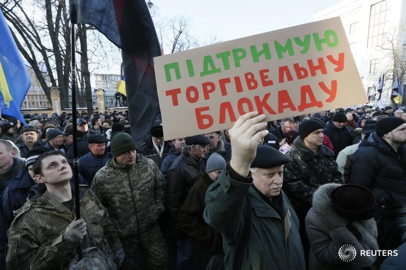 © Reuters. Акция протеста против торговли Украины с мятежными восточными регионами в Киеве