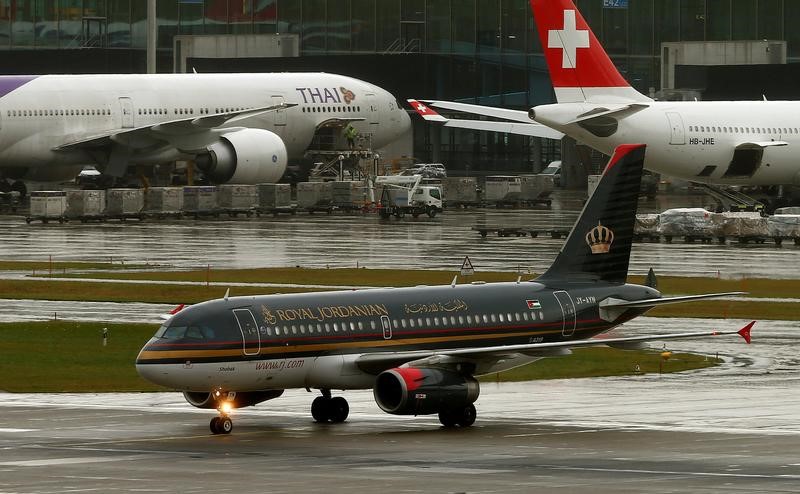 © Reuters. EEUU prohíbe grandes dispositivos electrónicos desde 10 aeropuertos
