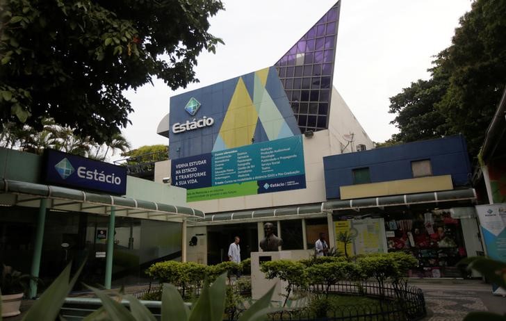 © Reuters. Pessoas andam em um campus da faculdade Estácio no Rio de Janeiro