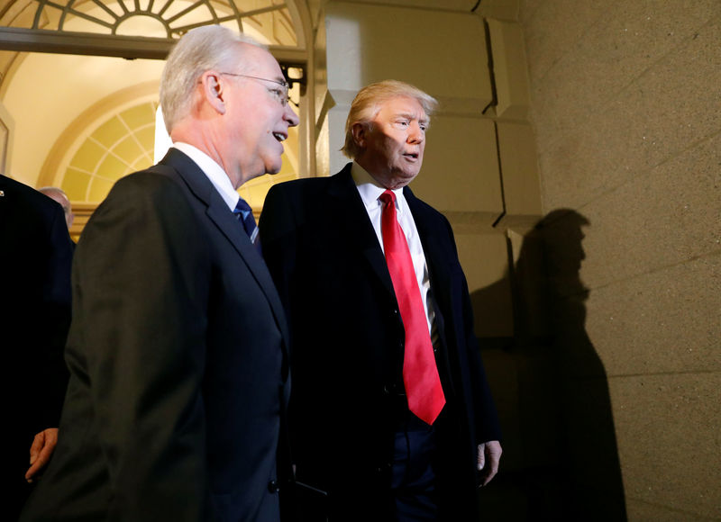 © Reuters. U.S. President Donald Trump and Health and Human Services Secretary Tom Price arrive at the U.S. Capitol in Washington