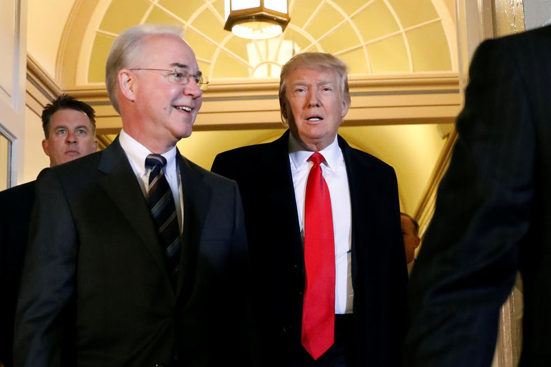© Reuters. U.S. President Donald Trump and Health and Human Services Secretary Tom Price enter the U.S. Capitol in Washington
