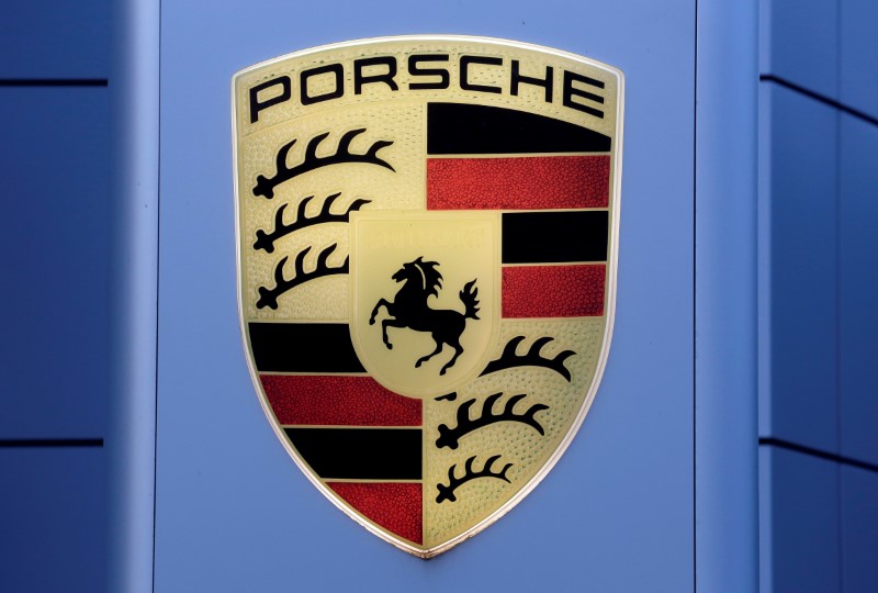 © Reuters. FILE PHOTO: The logo of German carmaker Porsche is seen on a Porsche centre in Niederwangen