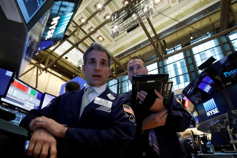 © Reuters. Traders work on the floor of the NYSE