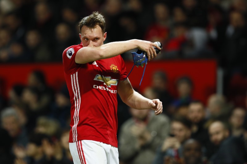 © Reuters. Manchester United's Phil Jones looks dejected as he is substituted after sustaining an injury