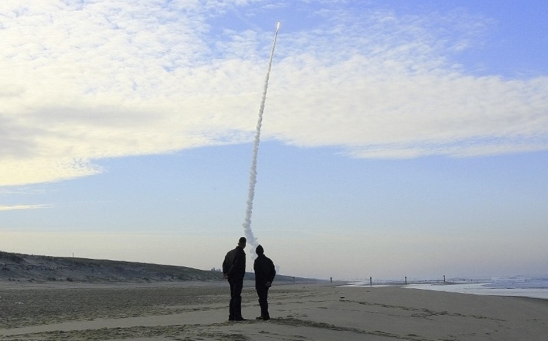 © Reuters. France's missile M51 soars into the air during its first test in Biscarosse