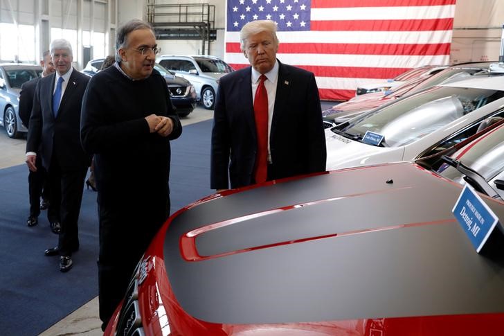 © Reuters. L'AD di Fca Sergio Marchionne con il presidente Usa Donald Trump