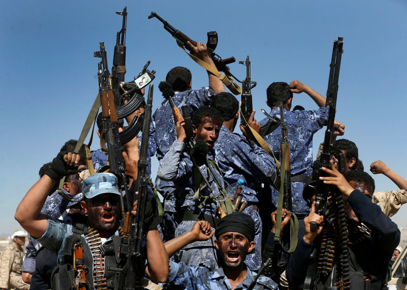 © Reuters. FILE PHOTO: Newly recruited Houthi fighters ride on the back or a truck during a parade before heading to the frontline to fight against government forces, in Sanaa