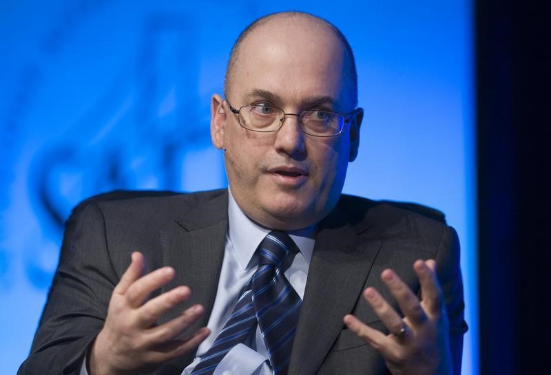 © Reuters. Hedge fund manager Cohen, founder and chairman of SAC Capital Advisors, responds to a question during an interview at the SALT Conference in Las Vegas