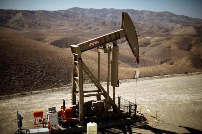 © Reuters. A pumpjack brings oil to the surface in the Monterey Shale, California