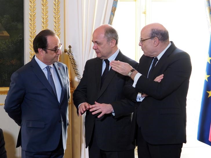 © Reuters. Il ministro dell'Interno francese Bruno Le Roux (al centro) accanto al presidente francese Francois Hollande (sinistra) all'Eliseo nei giorni scorsi.