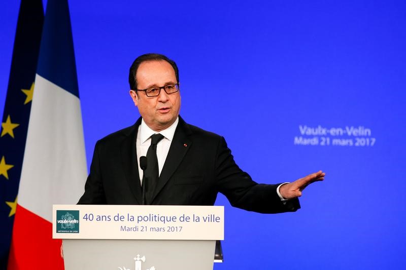 © Reuters. HOLLANDE DÉFEND LA VE RÉPUBLIQUE CRITIQUÉE PAR HAMON