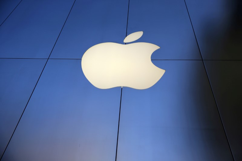 © Reuters. FILE PHOTO: The Apple Inc. store is seen in Los Angeles