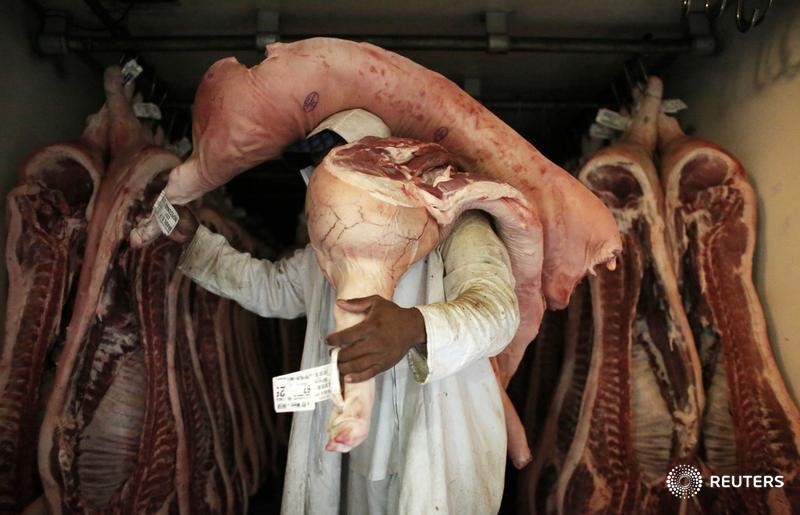 © Reuters. Funcionário carrega pedaços de carne em açougue em São Paulo