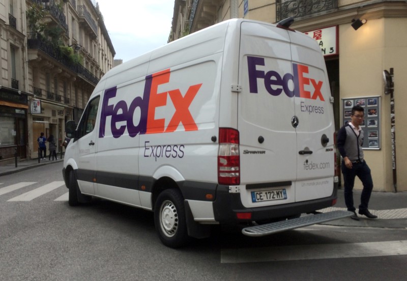 © Reuters. A Federal Express (FedEx) van on delivery is pictured in Paris