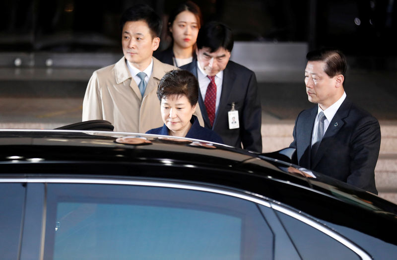 © Reuters. South Korea's ousted leader Park Geun-hye leaves a prosecutor's office in Seoul