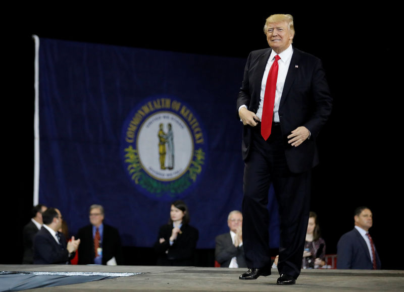 © Reuters. U.S. President Donald Trump takes the stage for a rally at the Kentucky Exposition Center in Louisville, Kentucky