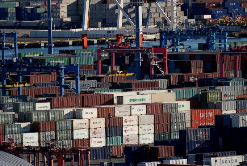 © Reuters. FILE PHOTO - Containers are seen at an industrial port in Yokohama