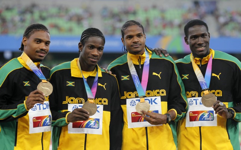 © Reuters. Bronze medalists Fothergill, Gonzales, Hylton and Leford Green of Jamaica stand on the podium after their men's 4x400 meters relay event at the IAAF World Championships in Daegu