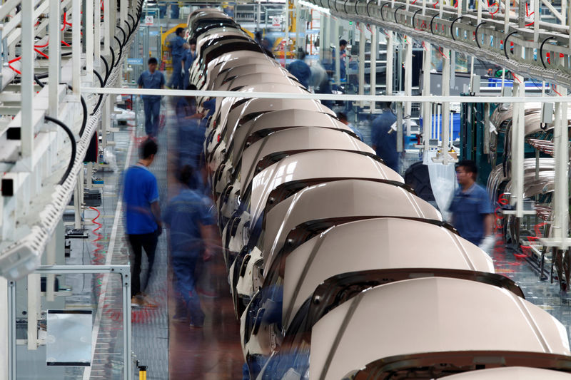 © Reuters. FILE PHOTO: Employees work along a Geely Automobile Corporation assembly line in Cixi