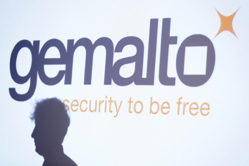 © Reuters. The shadow of an attendee is cast below a logo of Franco-Dutch technology firm Gemalto during a news conference in Paris