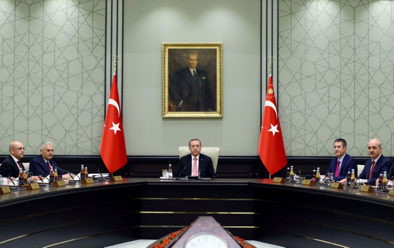 © Reuters. Turkish President Erdogan chairs a cabinet meeting at the presidential palace in Ankara