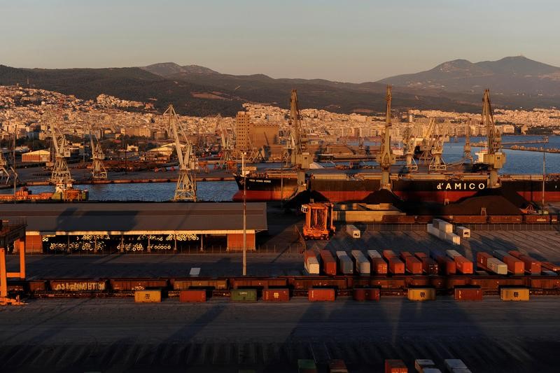 © Reuters. مقابلة-رئيس ميناء سالونيك اليوناني يتوقع 4 عروض لشراء حصة