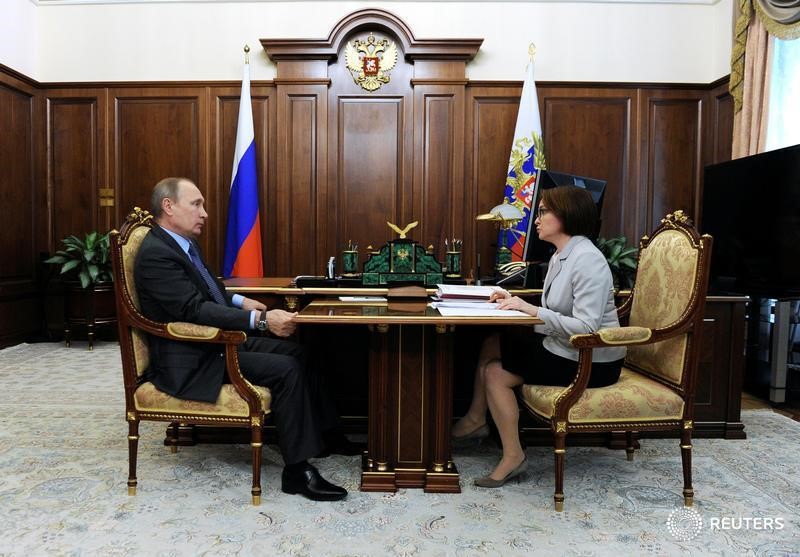 © Reuters. Президент РФ Владимир Путин (слева) и глава ЦБР Эльвира Набиуллина в Кремле