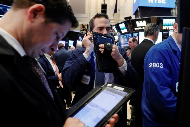 © Reuters. وول ستريت تفتح منخفضة مع انحسار الآمال إزاء سياسات ترامب التجارية