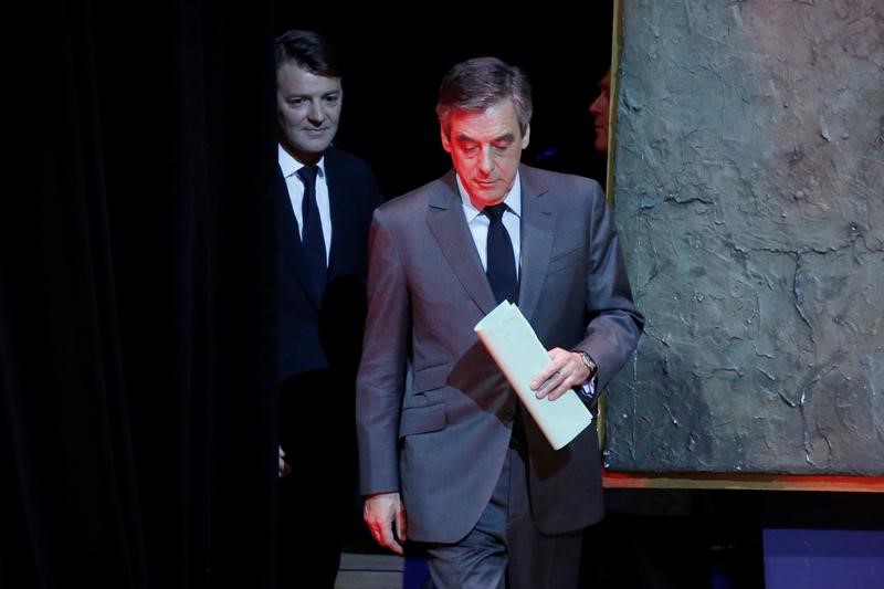 © Reuters. Francois Fillon, member of the Republicans political party and 2017 presidential election candidate of the French centre-right followed by Francois Baroin, Association of the Mayors of France President, arrives at a conference in Paris