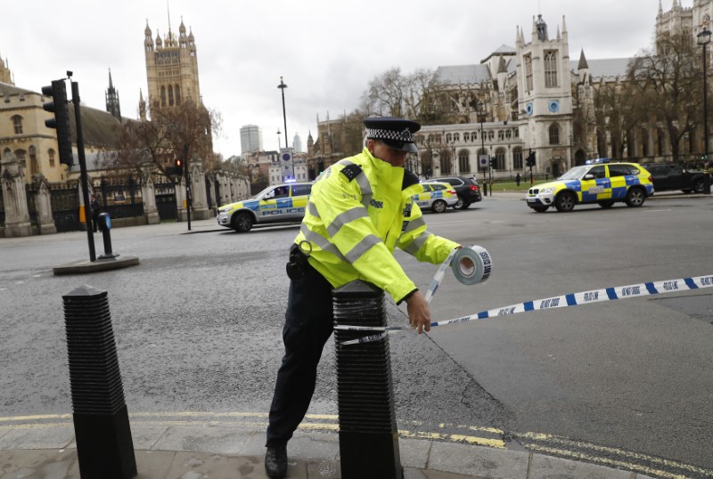 © Reuters. La polizia circonda la zona del Parlamento a Londra