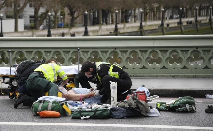 © Reuters. Paramédicos tratam uma pessoa ferida após incidente na ponte de Westminster, em Londres