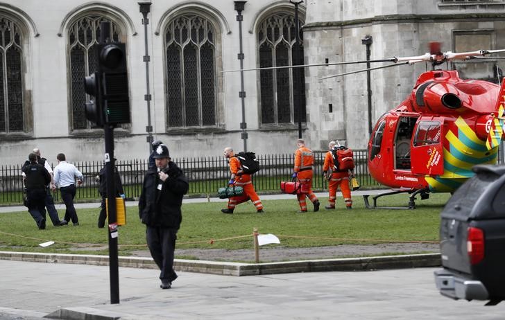 © Reuters. Helicóptero de resgate pousa na praça do Parlamento duratne incidente na  ponte Westminster em Londres