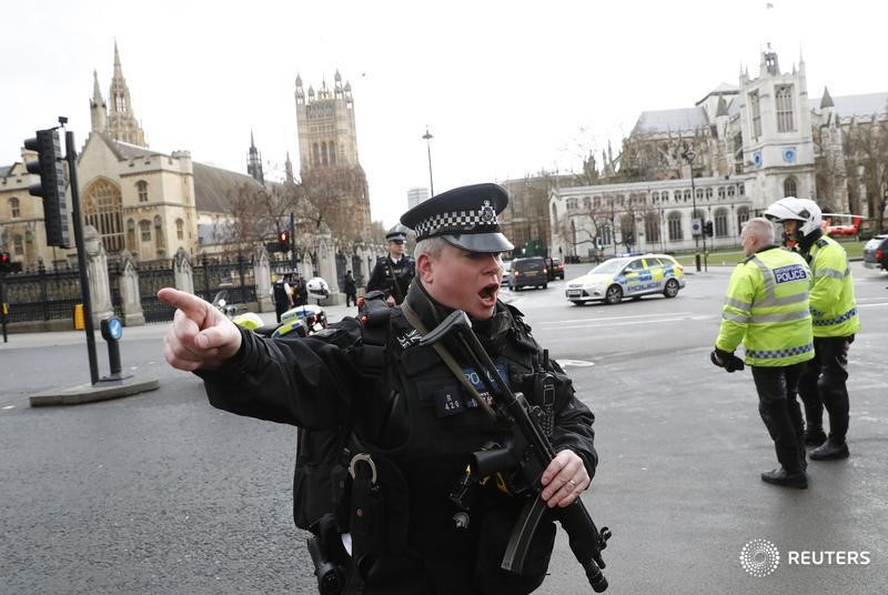 © Reuters. Сотрудники полиции у здания парламента Великобритании в Лондоне