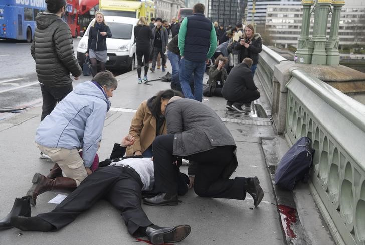 © Reuters. Feridos recebem assistência após incidente na ponte Westminster, em Londres