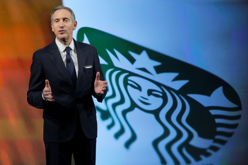 © Reuters. Starbucks Chairman and CEO Schultz delivers remarks at the Starbucks 2016 Investor Day in Manhattan, New York