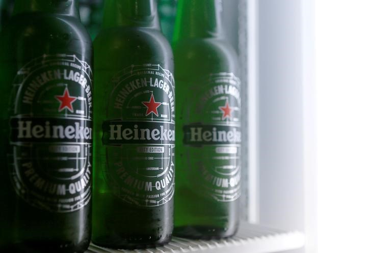 © Reuters. Botttles of Heineken lager beer are seen in a picture illustration inside a refrigerator in Vienna