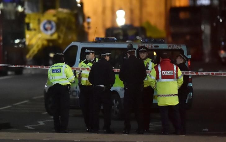 © Reuters. Policiais em local de ataque em Londres