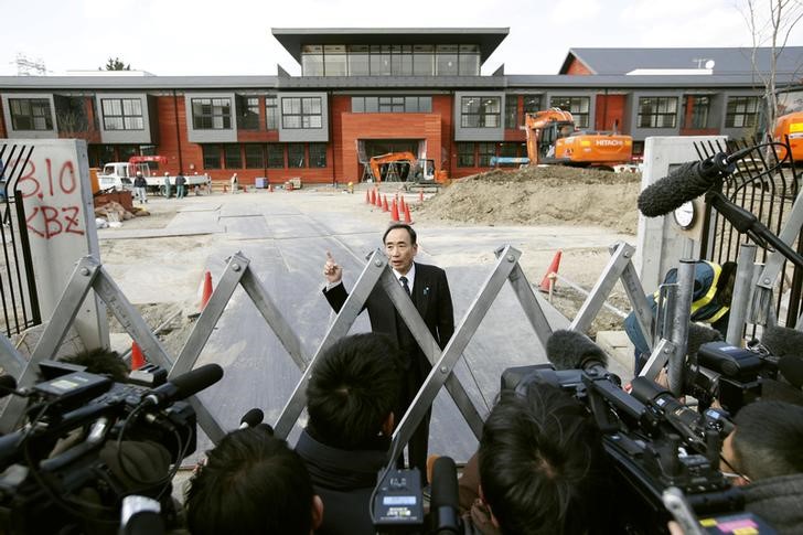 © Reuters. Yasunori Kagoike, administrator of Moritomo Gakuen, speaks to media at an elementary school of the organization under construction in Toyonaka