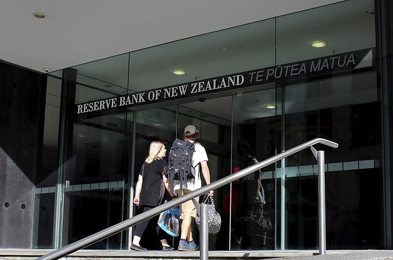 © Reuters. Люди у входа в здание Резервного банка Новой Зеландии в Веллингтоне