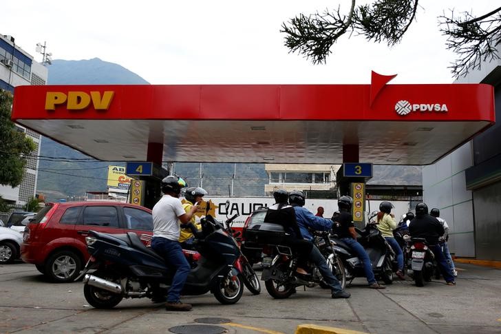© Reuters. Venezolanos hacen fila para poner gasolina mientras la industria petrolera atraviesa fallas